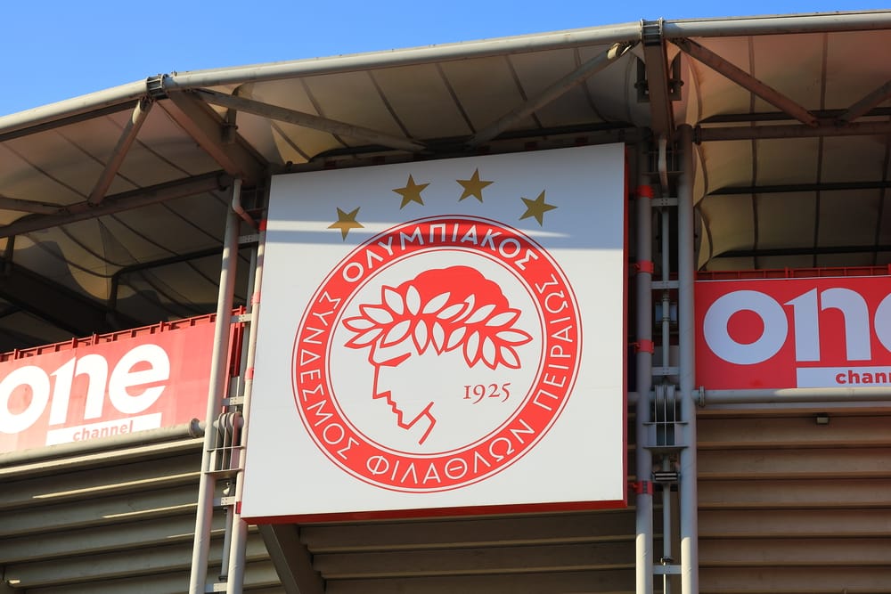 The crest of Olympiacos adorns the Karaiskakis Stadium.