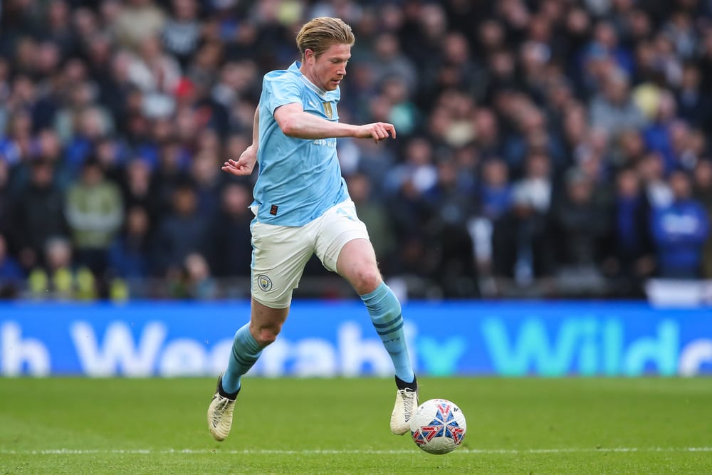 Kevin De Bruyne of Manchester City breaks with the ball.