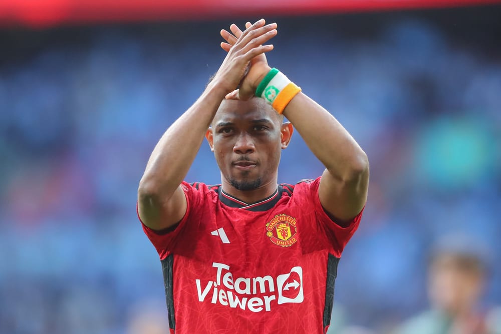 Amad Diallo of Manchester United claps fans.